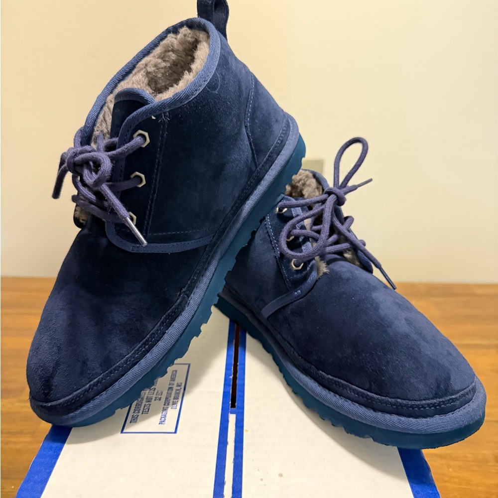 UGG Men's Navy Suede Fleece-Lined Chukka Boots - Navy Blue